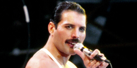 Én dag før Freddie Mercury døde, avslørte han sin tragiske skjebne